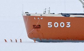 Japanese icebreaker arrives at Antarctic base