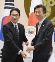 Japan FM Kishida hands lucky "shamoji" to S. Korean FM Yun