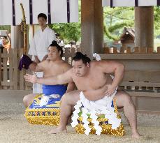 Grand champ Kakuryu performs ring-entering rite at Shinto shrine