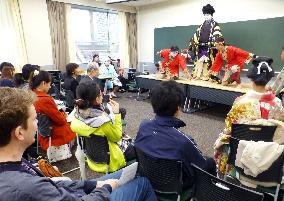 Foreign students get hands-on experience of Kabuki play in Osaka