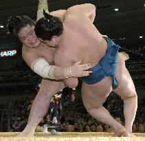 Kakuho suffers 3rd loss at spring sumo