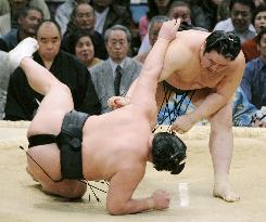 Asashoryu whips Kyokutenho to remain in lead at spring sumo