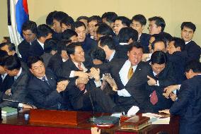 (1)S. Korean parliament passes impeachment motion against Roh