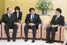 PM Abe meets with 2016 Japan Prize winners