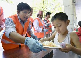 Nepalese living in Japan provide curry to evacuees