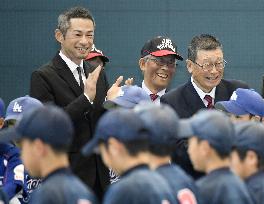 Ichiro encourages baseball kids