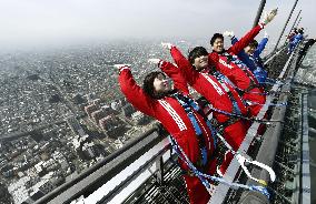 Thrilling walk at Japan's tallest building