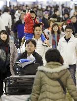 Holiday exodus starts at Kansai airport