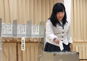 Heisei: Minimum voting age lowers