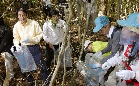 Abe picks garbage during speaking tour ahead of July Diet poll