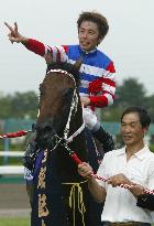 (2)Horse racing: Tap Dance City charges to victory at Takarazuka