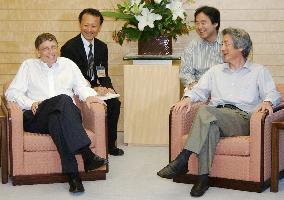 Gates tells Koizumi he is optimistic about fighting AIDS, malari