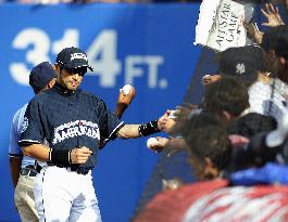 Ichiro gives autograph to fans