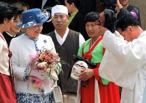 Queen Elizabeth enjoys Korean mask dance