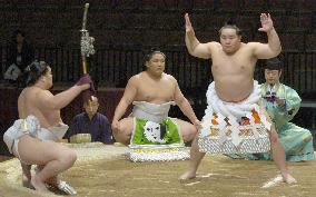 Japanese sumo wreslers in Las Vegas