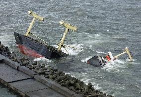 (1)S. Korean ship crashes into breakwater, 6 dead