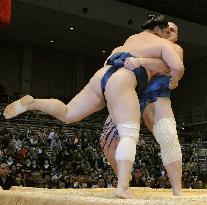 Baruto stays among chasing pack at Kyushu sumo