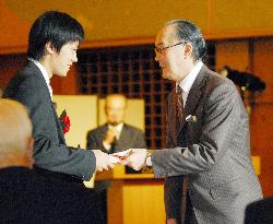 Former Yomiuri manager Nagashima attends award ceremony