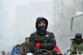 Beijing citizens wear masks under heavy smog