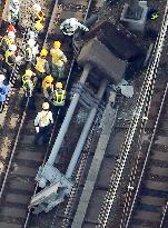 Cable-supporting posts collapse in Tokyo