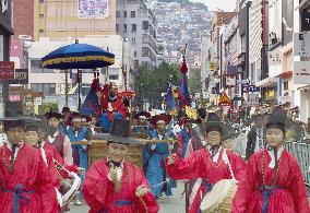 S. Koreans parade in traditional attire to commemorate Joseon missions