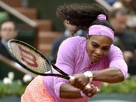 S. Williams advances to French Open 2nd round