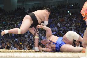 Terunofuji off to winning start on ozeki debut at Nagoya sumo