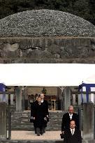 Emperor marks 10th anniversary of father's death