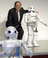 (3)Toyota Motor unveils human-assisting partner robots