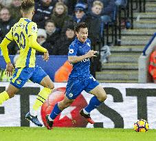Soccer: Everton beat Leicester 2-0