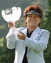 Nishizuka prevails in playoff to win New Cat Ladies