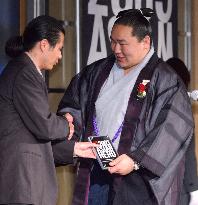 Asashoryu gets Time's Asian heroes award