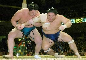 Hakuho gets 4th straight win at New Year sumo