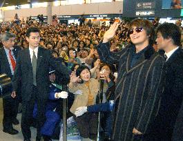 (1)Fans flock to Narita airport to see 'Winter Sonata' hero