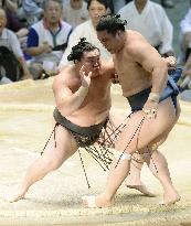 Harumafuji falls, Hakuho, Kakuryu still standing on 4th day