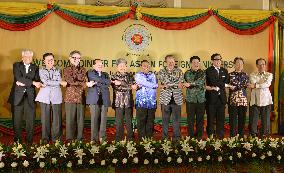 ASEAN foreign ministers attend dinner party