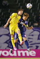 Hiroshima, Kashiwa players compete in Nabisco Cup match