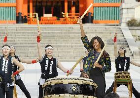 U.S. first lady Michelle Obama leaves Japan for Cambodia