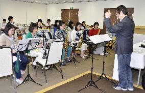 Clarinetist Hanaoka leads practice of all-female jazz band