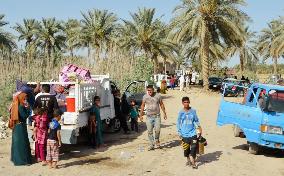 People fleeing Ramadi stay in Latifiya