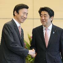 PM Abe meets with S. Korean FM Yun Byung Se