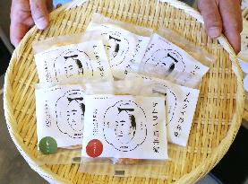 Hokkaido "senbei" shop makes rice crackers using locally grown rice