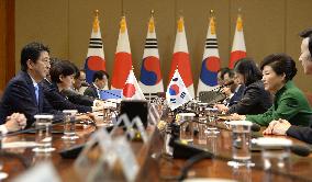 Abe, Park hold 1st talks amid row over "comfort women" issue