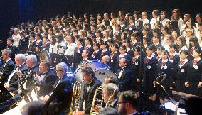 Disaster-hit high school students sing "Resurrection"