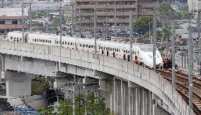 Removal of derailed shinkansen trains to start