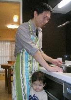 More Japanese men relish joy of homemaking