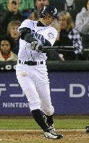 Mariners' Ichiro breaks Harimoto's career-hits record