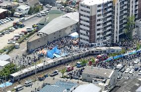 (6)Train derails, slams into apartment building in Hyogo Pref.