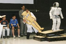 (2)Honda offers ASIMO robot to promote science education