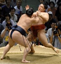 Hakuho stays perfect on 5th day of Nagoya sumo